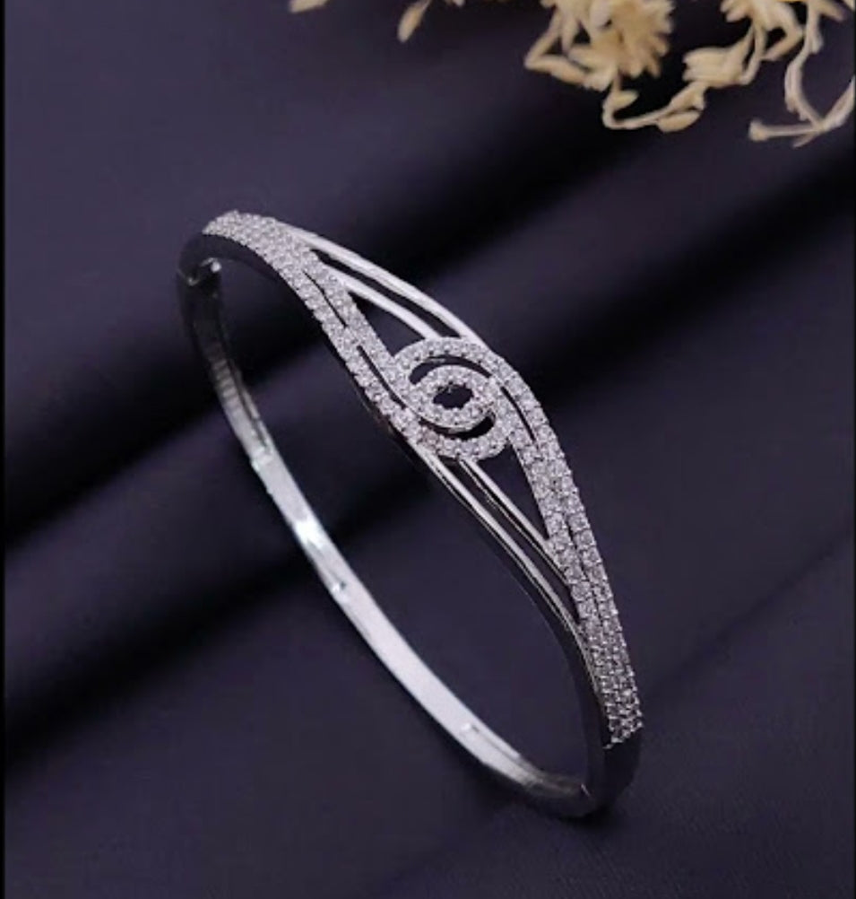  Delicate gold-plated artificial chain bracelet featuring a small, engraved star charm for everyday wear