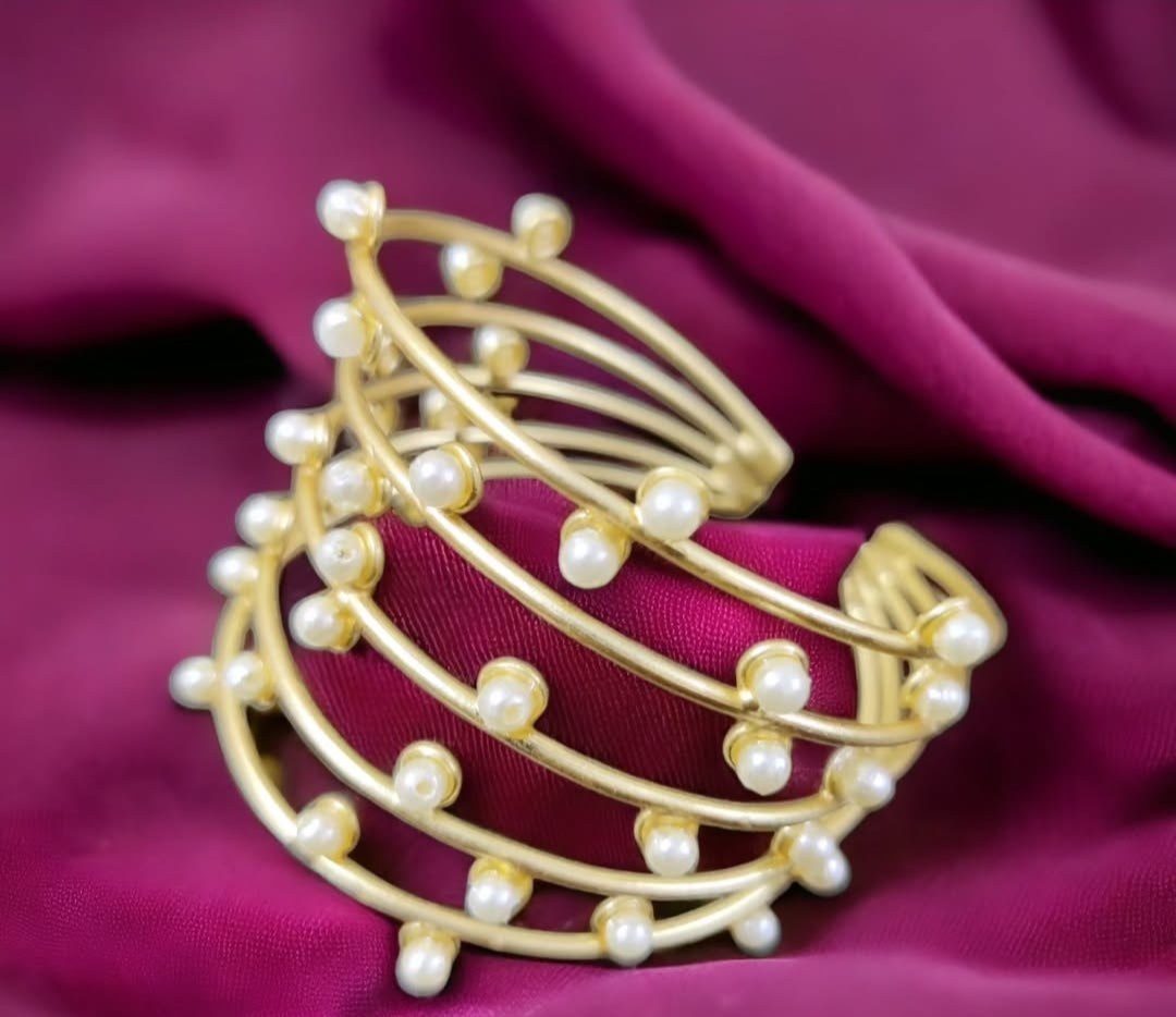 Gold bracelet with pearls