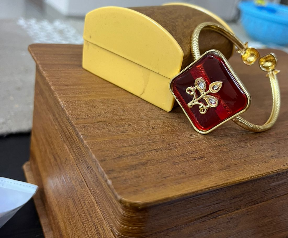 Elegant Green Enamel Gold-Plated Adjustable Bracelet with Leaf Motif – Chicchains