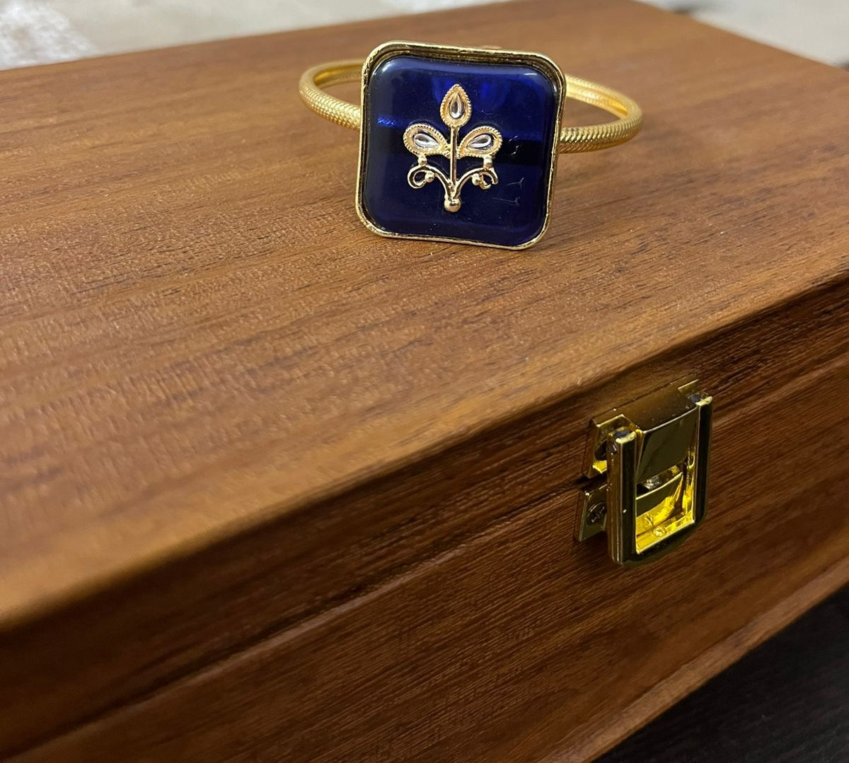 Elegant Green Enamel Gold-Plated Adjustable Bracelet with Leaf Motif – Chicchains